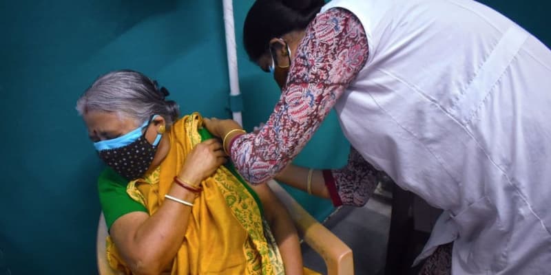 インド、未承認ワクチンを3億回分発注　感染拡大に苦慮