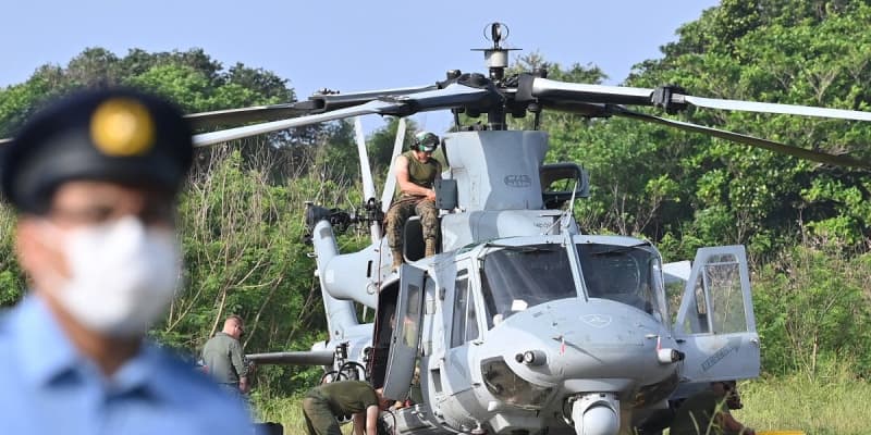 不時着ヘリ、早朝から機体の修復作業が続く　沖縄・津堅島