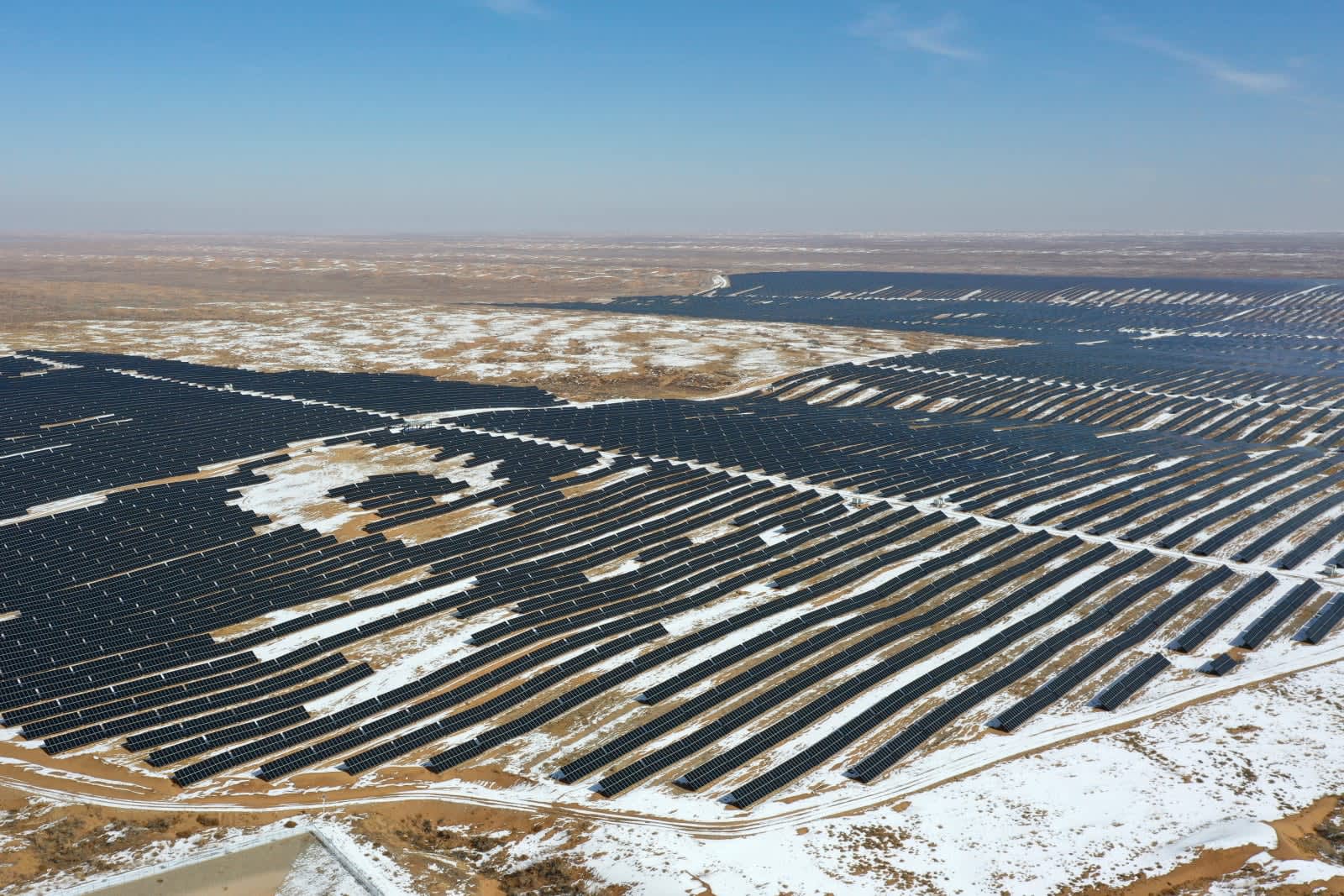 砂漠の奥地で太陽光発電産業が活況　甘粛省古浪県