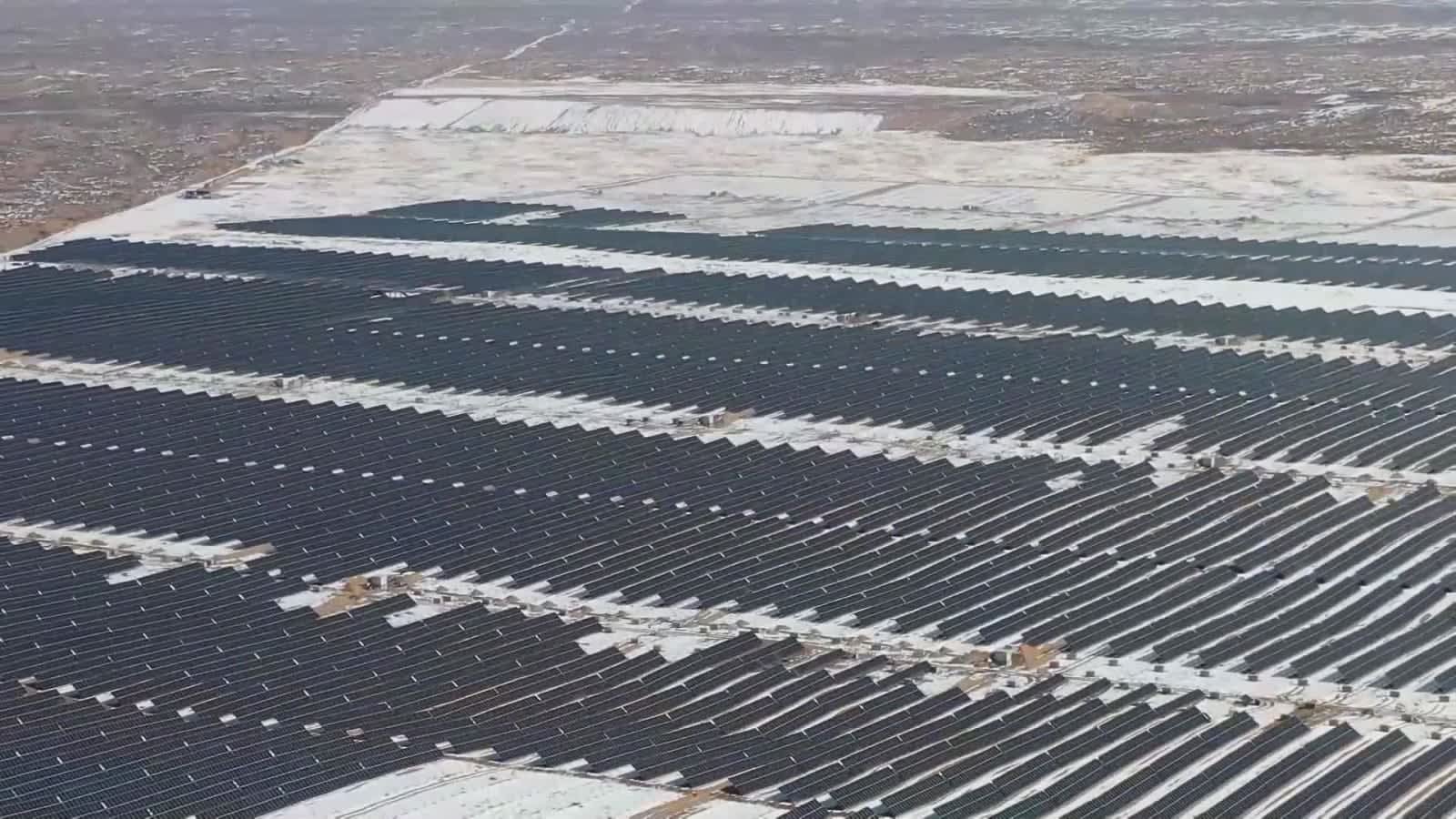 砂漠の奥地で太陽光発電産業が活況　甘粛省古浪県