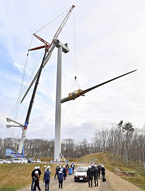 「風車ブレード」据え付け　建設中の福島・吾妻高原風力発電所