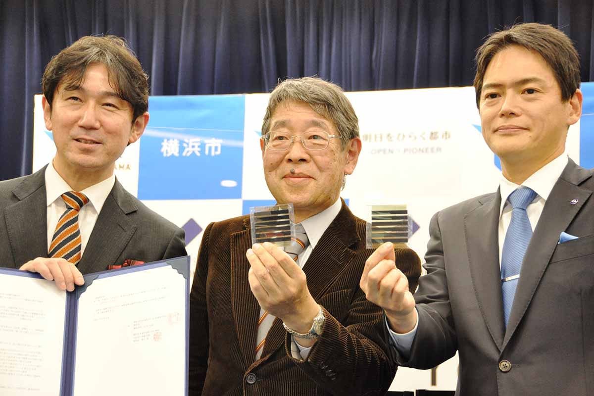 薄く軽く曲げられる太陽電池　設置場所に制限なく、雨天時でも発電　実用化へ横浜市と桐蔭学園が連携協定