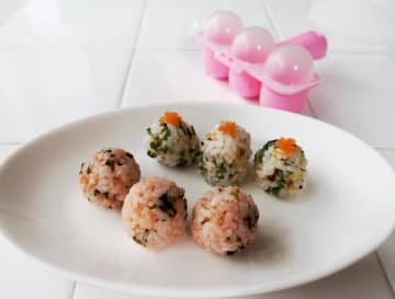 【100均グッズ】簡単にミニサイズおにぎりが完成！チュモッパ作りもいいかも。