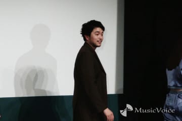 交際報道の井口理、報道陣の声かけにちょっぴり笑顔