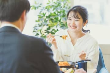 初回デート代は「男性が多めに払った」が多数派。「全額払った」も3割超え。