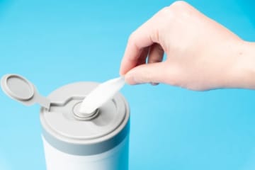 潔癖症の人々の暮らし「ケータイは１日３回アルコールで拭きます」「電車、新幹線、飛行機、映画館、などが苦痛」
