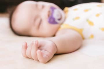 子育て支援は地方が国に先行　「所得制限なしで給付」も目立つ
