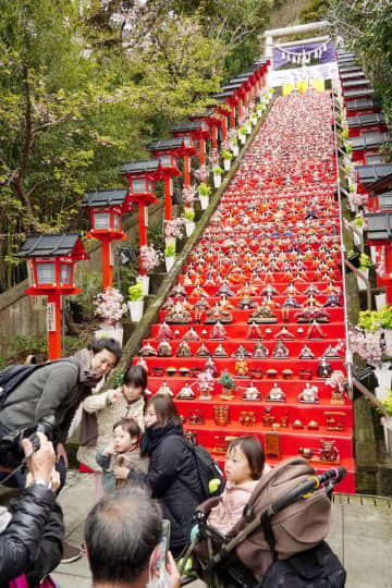 「ビッグひな祭り」開幕　勝浦、街のあちこちにひな人形7千体　コロナ影響で4年ぶり
