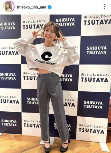 宇野実彩子、美肩＆ほっそりウエストを見せた笑顔SHOTに絶賛の声「一生可愛い」「顔面天才じゃん」