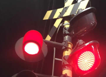 タクシーと特急電車が衝突　「ブレーキの踏み甘かった」　市川、京成線の踏切