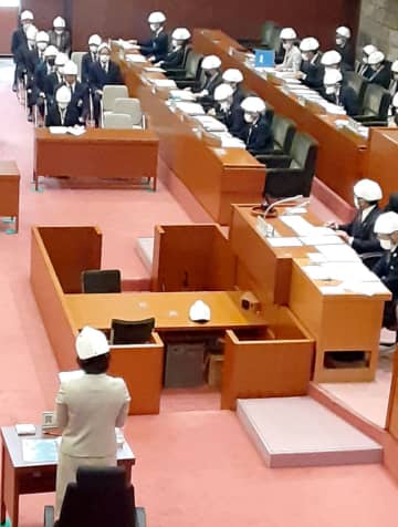 議員、職員らヘルメットで予算委　本会議場の天井材が落下　築50年近く　【県議会ちば】