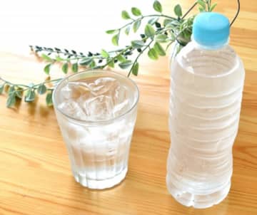 年収1200万円でも貧乏性の男性　ペットボトルに「水道水を入れてあたかも買ったかのように使う」