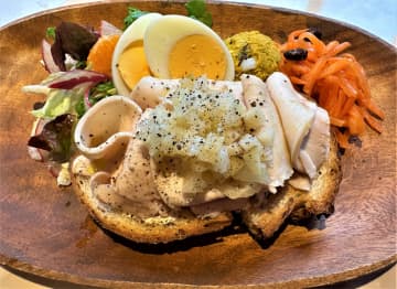 お洒落なオープンサンドに、パティシエのこだわりケーキで優雅なランチ！　銀座通りの「Cafe MEETS」