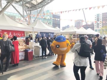 北海道の人気キャラクターonちゃんが博多駅前のファーマーズマーケットに登場し会場沸く。近くでは水曜どうでしょうなどの特別グッズショップも連日大にぎわい。