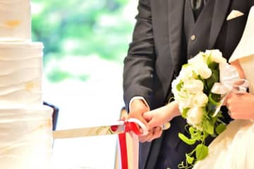 「新郎新婦共に、友人が1人も来ていない」ケーキ入刀なのに誰も撮影せず……義姉が見た寂しい結婚式　