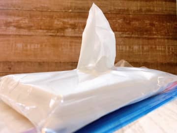 花粉症でティッシュが手放せない人必見！箱ティッシュを楽に持ち歩く方法試してみた。