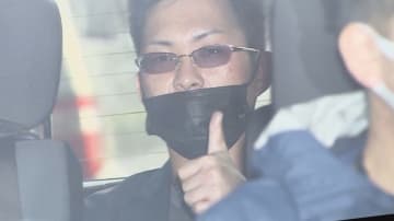 カメラに手を振りポーズ“回収役”逮捕　ノックで合図？駅の多目的トイレで金の受け渡し…被害額8000万円以上か