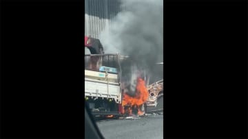 走行中のトラックが炎上　一時通行止めで渋滞も