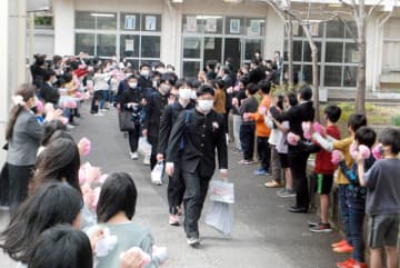 さよなら…船橋・金杉台中52年間に幕　地区内の少子化で4月統合　最後の20人巣立ち　同市立中の閉校は戦後初