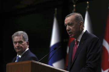 記者会見するトルコのエルドアン大統領（右）とフィンランドのニーニスト大統領＝17日、トルコ・アンカラ（AP＝共同）