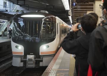 JR大阪駅に停車する特急「ひだ」の新型車両＝18日
