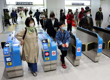 利用が再開したJR広島駅の地下道南口改札を行き交う乗客
