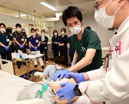 スタッフらが見守る中、脳死の判定手順を確認する医師ら＝神戸市中央区港島南町1、県立こども病院