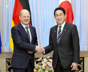 会談を前にドイツのショルツ首相（左）と握手する岸田首相＝18日午後、首相公邸（代表撮影）
