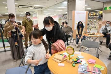 大型木製遊具のアイデアを出し合う市民