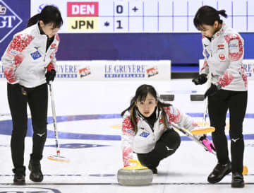 1次リーグのデンマーク戦で、ショットを放つロコ・ソラーレの藤沢五月（中央）＝サンドビーケン（共同）