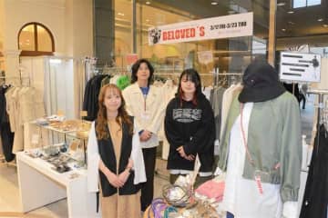 自ら制作した一点限りの洋服を販売するヒロ・デザイン専門学校の学生たち＝熊本市中央区