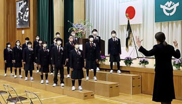 歌声を披露する卒業生＝遊佐町・吹浦小