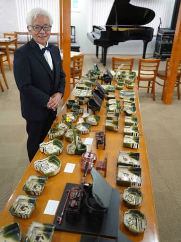 「個展のための作陶は生きがいであり、やりがいを感じる」と話す足立義一さん＝美濃市段町、風のいえ～かねまつさんち～
