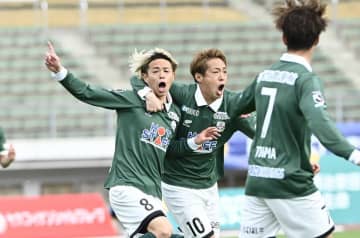 岐阜×鹿児島＝後半7分、ゴールを決めてMF庄司と駆け出すFW窪田（8）＝長良川競技場