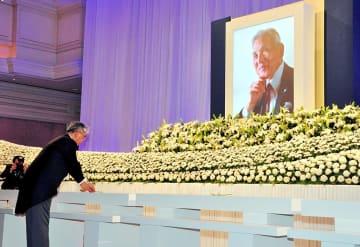故広川仁氏の遺影を前に献花する広川信也社長
