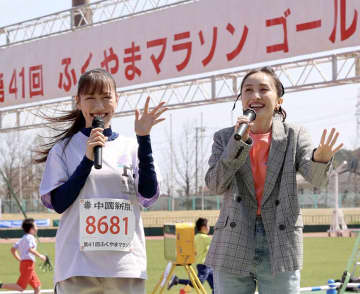 ふくやまマラソンを訪れ、ファンにあいさつする高城さん（左）と百田さん