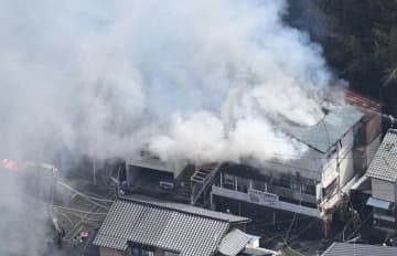 出火した広島市南区山城町の火災現場（19日午後1時52分）