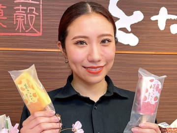 大ヒット商品の「葛きゃんでぃ」を手にする「五穀祭菓をかの」6代目女将の榊萌美さん