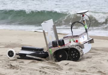 宮城県石巻市の砂浜で行方不明者を捜索する自走式のロボット＝19日