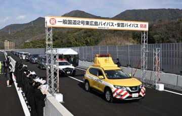 広島県海田町の東広島バイパス新規開通区間を記念パレードで走行する関係車両
