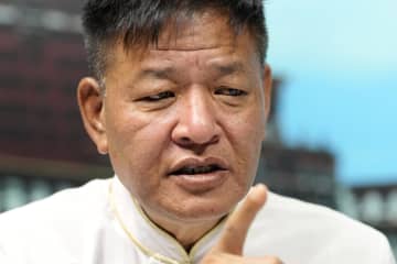 インタビューに応じるチベット亡命政府のペンパ・ツェリン首相（共同）