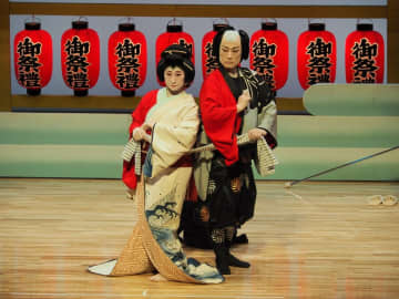 乙訓地域の愛好者が舞を披露した「日本舞踊への招待」（向日市寺戸町・永守重信市民会館）