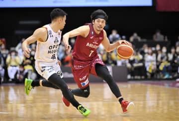 【川崎―群馬】第4クオーター、ドリブルする川崎・篠山（右）＝川崎市とどろきアリーナ（C）B.LEAGUE