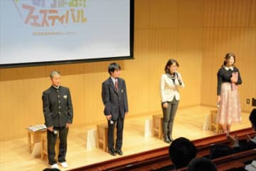 環境シンポジウムに出演する（左から）船木さん、佐藤さん、土肥さん、西原さん