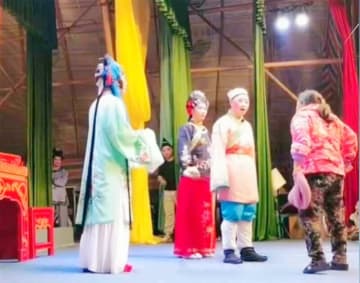 中国広東省汕頭市で15日に行われた歌劇の公演中に、観客の女性がいきなり舞台に登ってけんかをやめるよう俳優らを説得するということがあった。