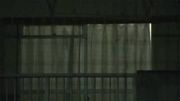県営住宅で男性死亡　殺人か 妻などから聴取