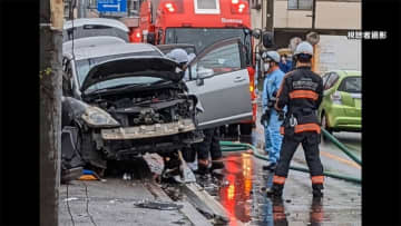 車が歩道に...標識や住宅の壁に衝突　運転手の男性を搬送　千葉・船橋市