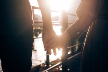 年の差婚でギャップを感じる瞬間は？　12歳年下の夫は「街中に外出したがる」と語る40代女性