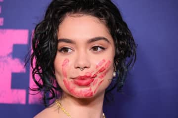 米女優、顔面に“ビンタ跡”をつけてイベントに