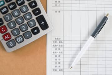 年収900万円でも「お金を使わないように財布は持たず、クレカと１万円札のみで出勤」という女性